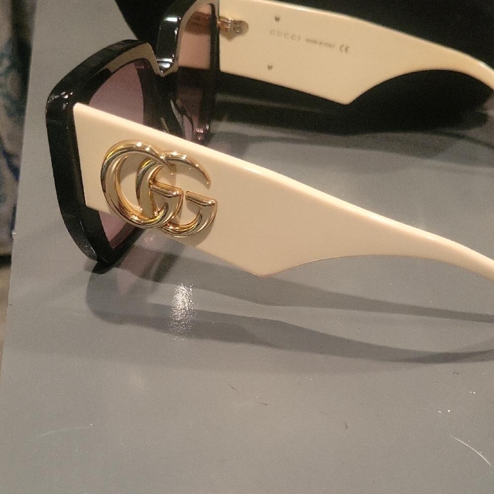 Gucci Black and Cream Bold Frame Sunglasses - Picture 2 of 5